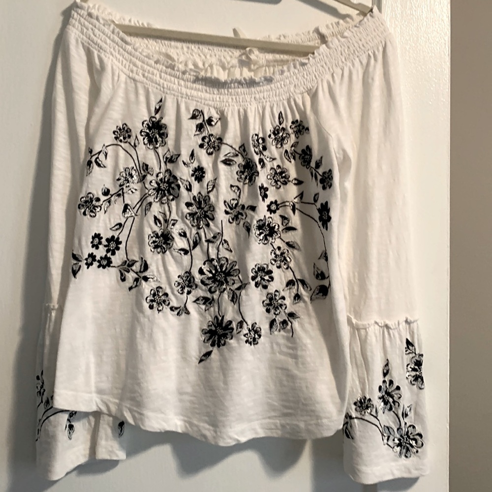 Anthropology whit with back & white embroidered flower size small